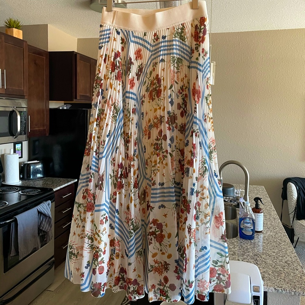 Aritzia Wilfred twirl skirt midi S floral sold out